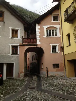 Das Gebäude in dem sich das Ferienhaus befindet