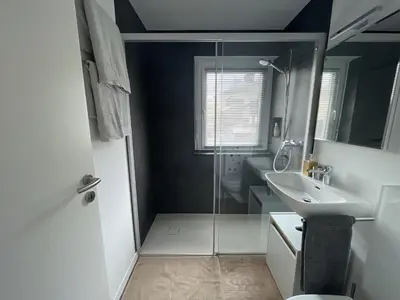 Ein Badezimmer in der Unterkunft Sunny Alps View: Central Bliss