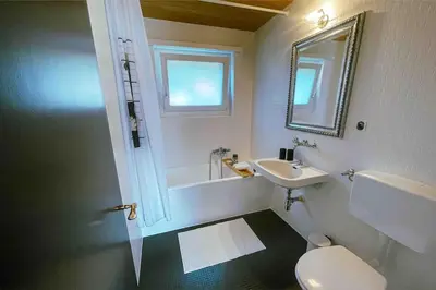 Ein Badezimmer in der Unterkunft -The Urbanist- Mountainview Parking Garden 3BD