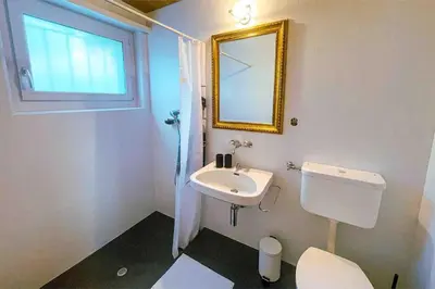Ein Badezimmer in der Unterkunft -The Urbanist- Mountainview Parking Garden 3BD