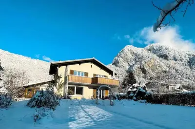 Ein allgemeiner Bergblick oder ein Berglick von des Ferienhauses aus