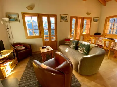 Ein Sitzbereich in der Unterkunft Chalet Amos