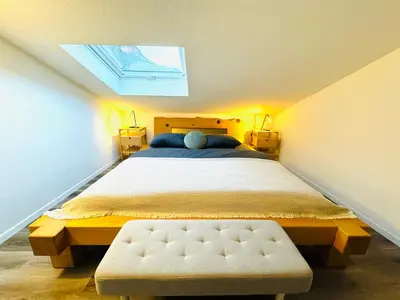 Ein Bett oder Betten in einem Zimmer der Unterkunft Unique Penthouse with Gallery and Mountain View