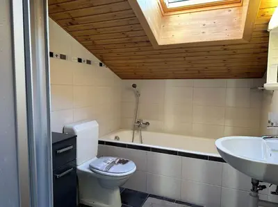 Ein Badezimmer in der Unterkunft APPARTEMENT DE CHARME EN ATTIQUE dans UN PETIT CHALET