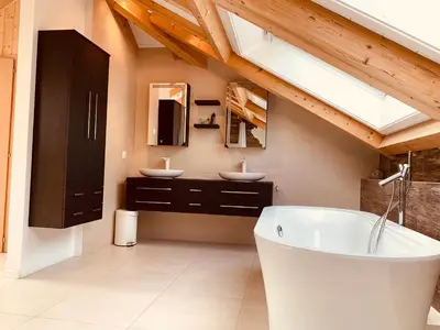Ein Badezimmer in der Unterkunft Al Porto Fantastic Lake & Mountain View Apartment