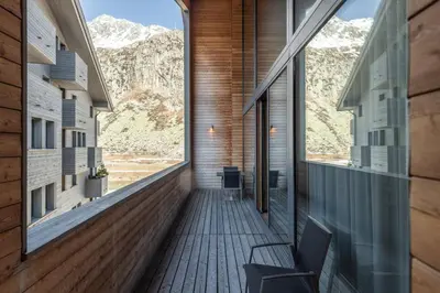 Ein allgemeiner Bergblick oder ein Berglick von des Aparthotels aus