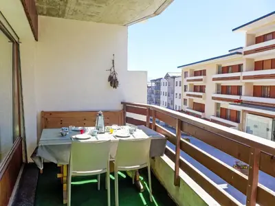 Ein Balkon oder eine Terrasse in der Unterkunft Apartment Immeuble Rond-Point Apt- 11 by Interhome