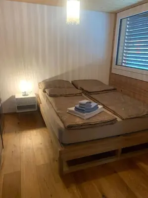 Ein Bett oder Betten in einem Zimmer der Unterkunft Lina - Lakeview Living near Interlaken