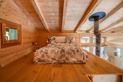 Ein Bett oder Betten in einem Zimmer der Unterkunft Chalet Spatz Loft with Sauna Kandersteg Oeschinen Lake