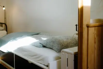 Ein Bett oder Betten in einem Zimmer der Unterkunft Bijou Niesenblick - traumhafter Seeblick - nahe Interlaken - idyllisch