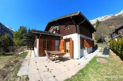 Ein allgemeiner Bergblick oder ein Berglick von des Chalets aus