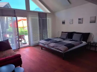 Ein Sitzbereich in der Unterkunft NEW.. Matten Central Family Suite, sleeps 4