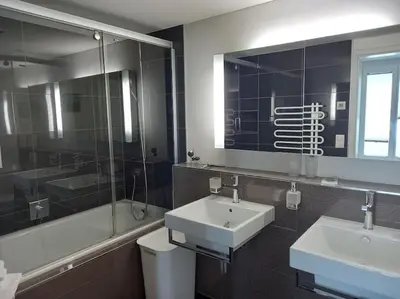 Ein Badezimmer in der Unterkunft NEW.. Matten Central Family Suite, sleeps 4