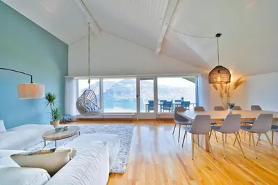 Ein Sitzbereich in der Unterkunft Dreamview Retreat - Breathtaking Lake Views