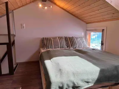 Ein Bett oder Betten in einem Zimmer der Unterkunft Bijou Loft - Charming Loft on Lake Thun near Interlaken