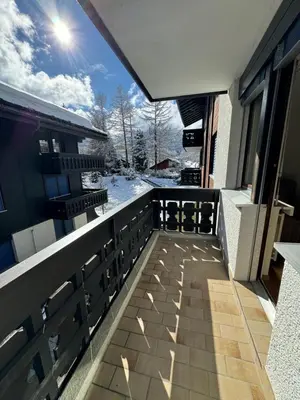 Ein Balkon oder eine Terrasse in der Unterkunft Turquino B - Large studio with balcony in Zermatt