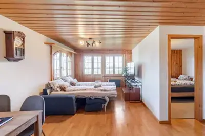 Ein Bett oder Betten in einem Zimmer der Unterkunft Alpine View Chalet Private Garden & Lake Views