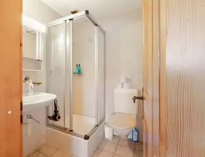 Ein Badezimmer in der Unterkunft Alpine View Chalet Private Garden & Lake Views