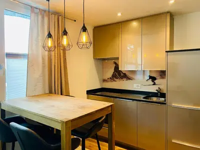 Küche/Küchenzeile in der Unterkunft Cosy Modern Apartment with balcony and Matterhorn View