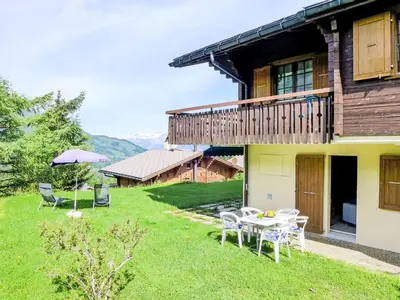 Ein Garten an der Unterkunft Apartment Chalet Papillon by Interhome