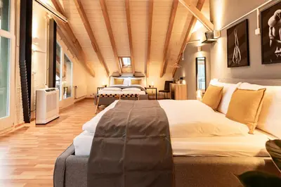Ein Bett oder Betten in einem Zimmer der Unterkunft Spirit Apartments - The Penthouse - Lake View - Parking