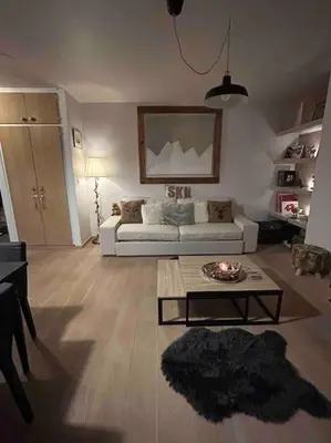 Ein Sitzbereich in der Unterkunft A 2 min. à pied du centre de Crans et des remontée