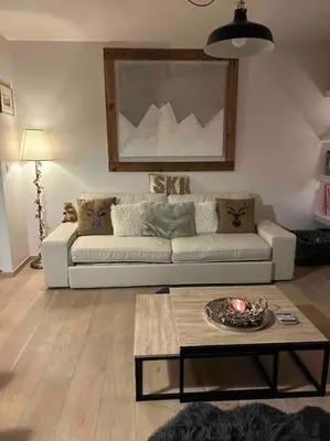 Ein Sitzbereich in der Unterkunft A 2 min. à pied du centre de Crans et des remontée
