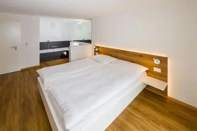 Ein Bett oder Betten in einem Zimmer der Unterkunft Moderne Wohnung Jungtal