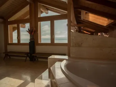 Ein Badezimmer in der Unterkunft Lakeside Chalet with Panorama View