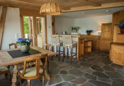 Küche/Küchenzeile in der Unterkunft Lakeside Chalet with Panorama View
