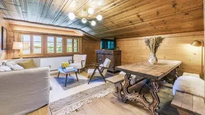 Ein Sitzbereich in der Unterkunft Chalet Ananda, Lauenen bei Gstaad