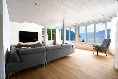 TV/Unterhaltungsangebot in der Unterkunft Villa with pool, garden & direct at lake