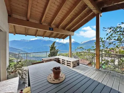 Ein allgemeiner Bergblick oder ein Berglick von des Ferienhauses aus
