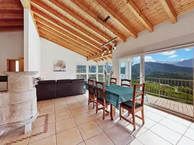 Ein allgemeiner Bergblick oder ein Berglick von des Ferienhauses aus