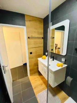 Ein Badezimmer in der Unterkunft CLABINA - Studio lumineux et calme