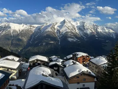 Ein allgemeiner Bergblick oder ein Berglick von der Ferienwohnung aus