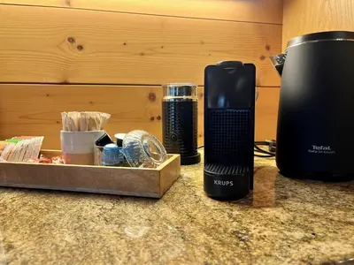 Kaffee-/Teezubehör in der Unterkunft zentrale, gemütliche Wohnung im Schweizer Stil I Bergblick