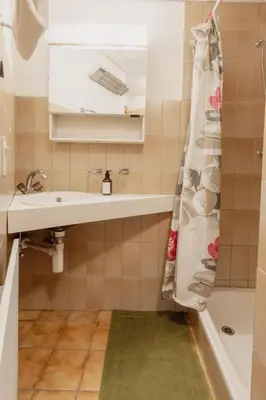 Ein Badezimmer in der Unterkunft Studio avec vue sur les montagnes