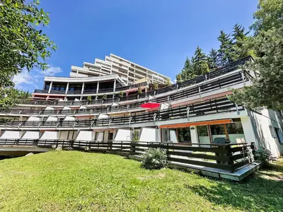 Ein Garten an der Unterkunft Snowstar-Next to ski lift and golf-Crans Montana