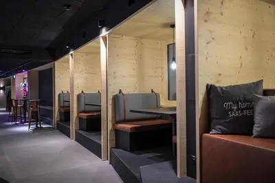 Ein Sitzbereich in der Unterkunft Revier Mountain Lodge Saas-Fee