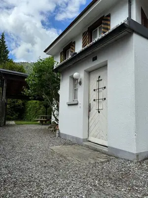Das Gebäude in dem sich das Ferienhaus befindet