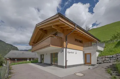 Ein allgemeiner Bergblick oder ein Berglick von des Ferienhauses aus
