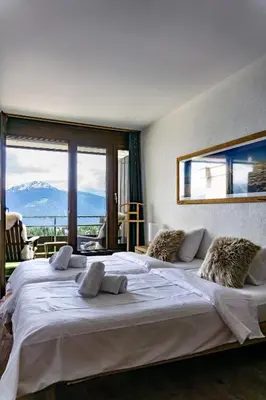 Ein Bett oder Betten in einem Zimmer der Unterkunft Ace Location with Pool & Sauna