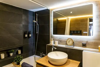 Ein Badezimmer in der Unterkunft Ace Location with Pool & Sauna