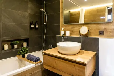 Ein Badezimmer in der Unterkunft Ace Location with Pool & Sauna