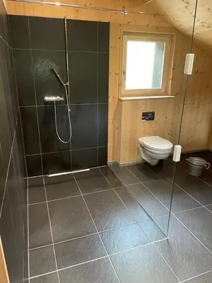 Ein Badezimmer in der Unterkunft Modernes Ferienchalet