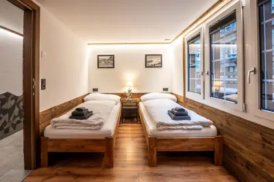 Ein Bett oder Betten in einem Zimmer der Unterkunft Village Center Apartment Kanne by Inspiringplaces Zermatt