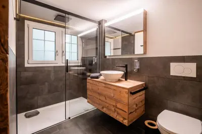 Ein Badezimmer in der Unterkunft Village Center Apartment Kanne by Inspiringplaces Zermatt