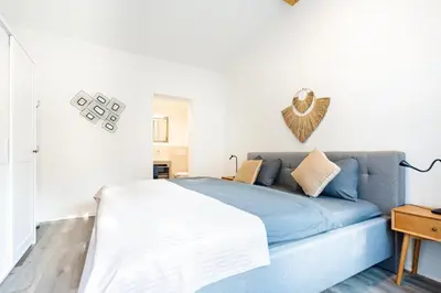 Ein Bett oder Betten in einem Zimmer der Unterkunft Amazing Modern & Great equipped Jacuzzi Apartment