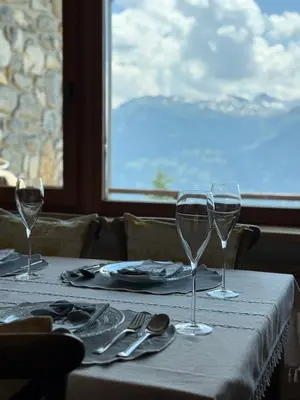 Ein allgemeiner Bergblick oder ein Berglick von der Ferienwohnung aus